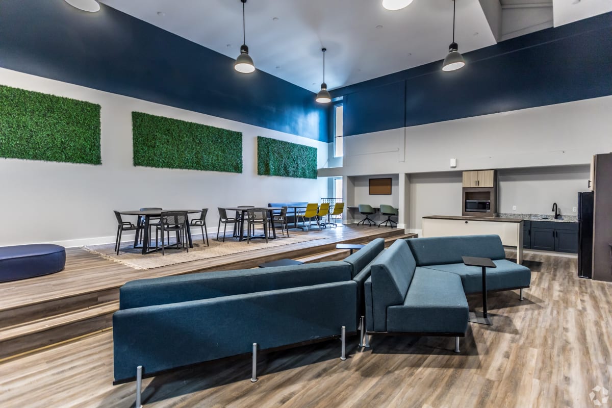 Photos Apartments Near Poplar Ave Memphis, TN